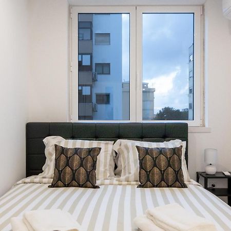Stylish Apartment W/ River View By Lovelystay Оэйраш Экстерьер фото