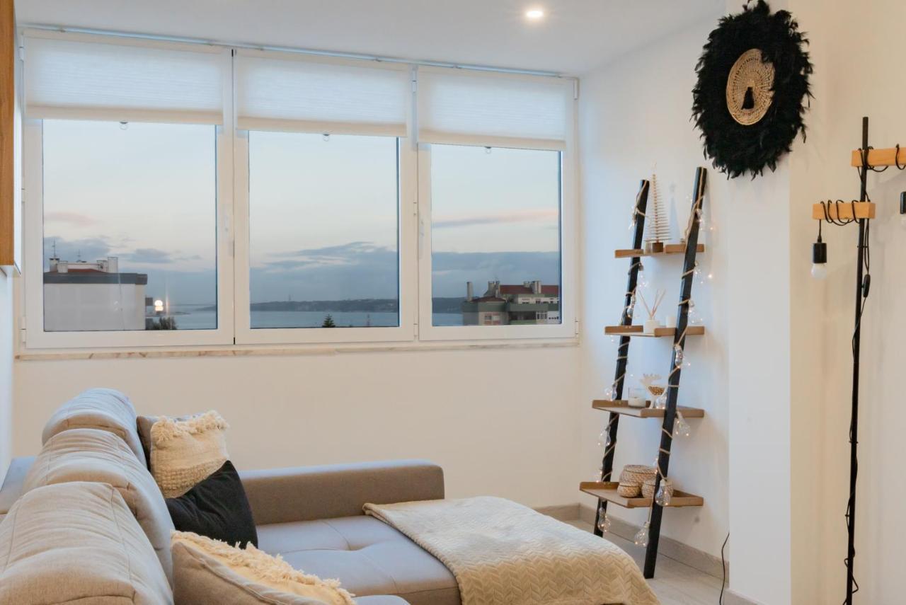 Stylish Apartment W/ River View By Lovelystay Оэйраш Экстерьер фото