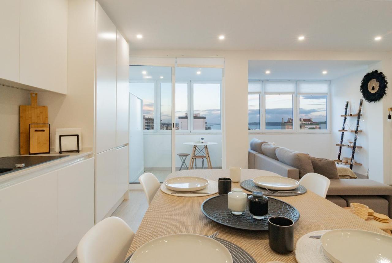 Stylish Apartment W/ River View By Lovelystay Оэйраш Экстерьер фото