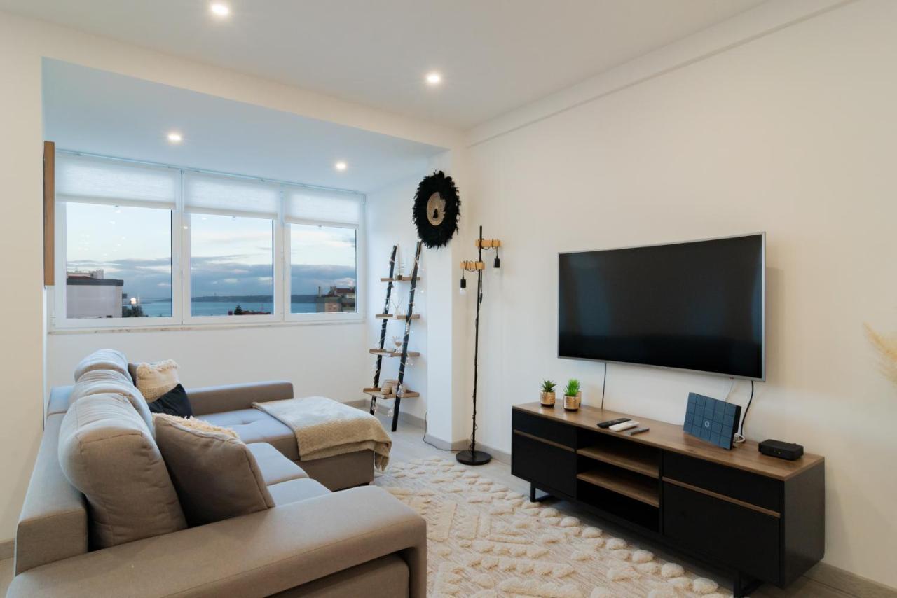 Stylish Apartment W/ River View By Lovelystay Оэйраш Экстерьер фото