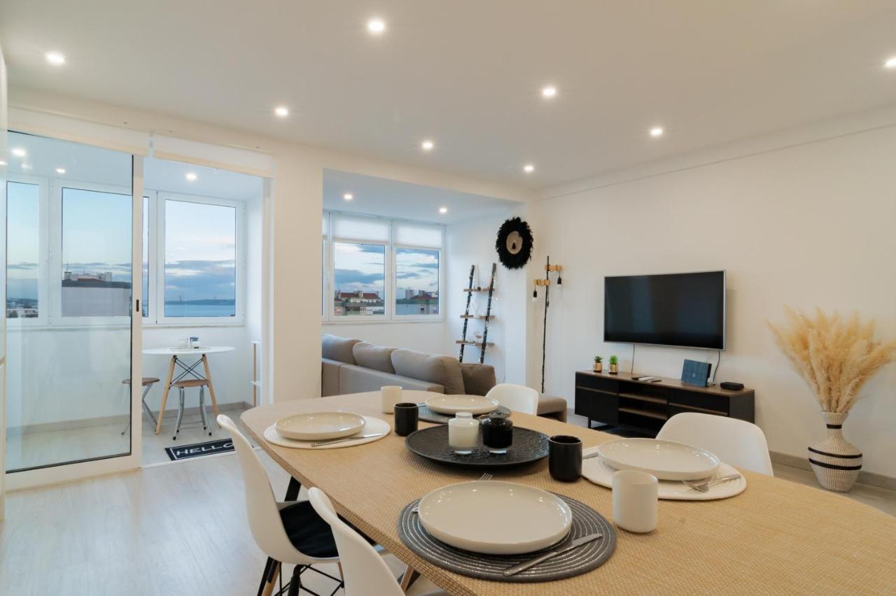 Stylish Apartment W/ River View By Lovelystay Оэйраш Экстерьер фото