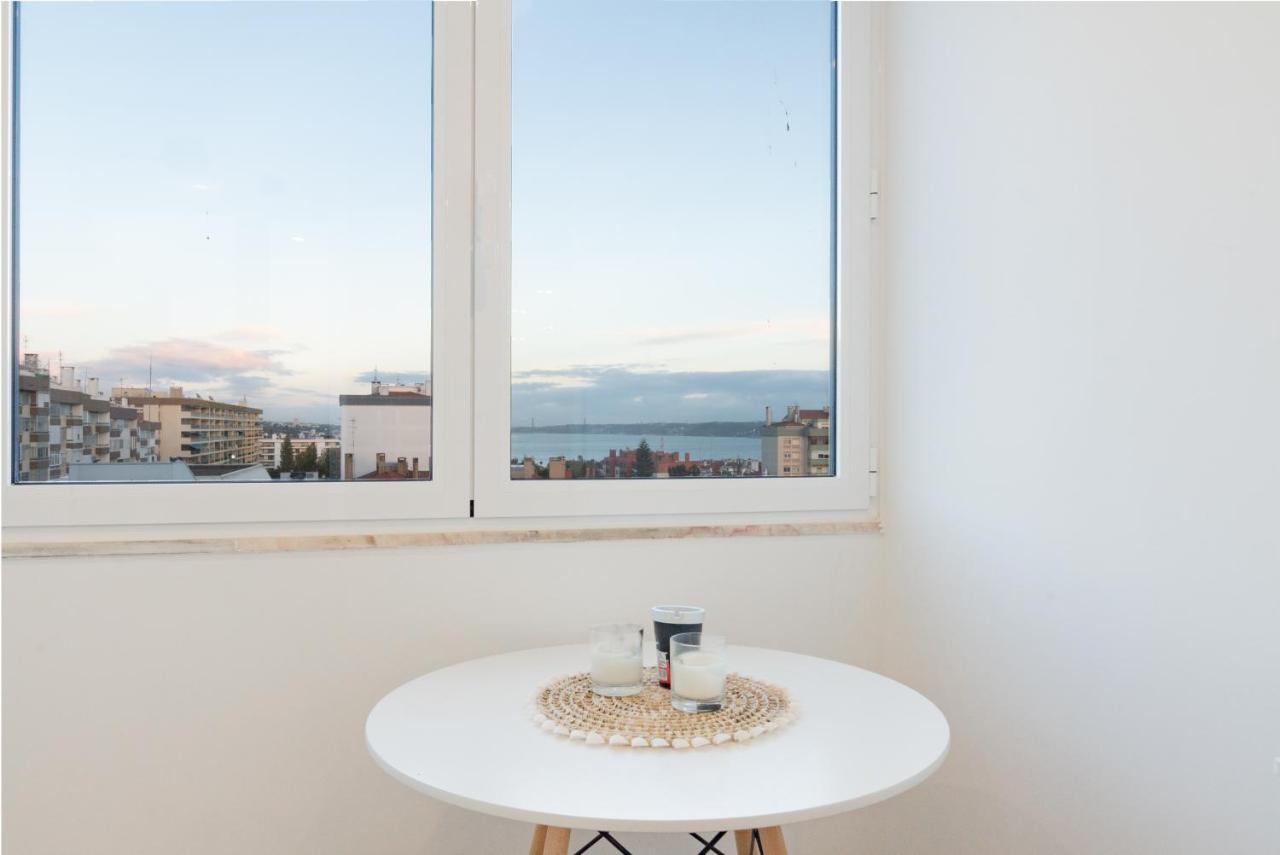 Stylish Apartment W/ River View By Lovelystay Оэйраш Экстерьер фото